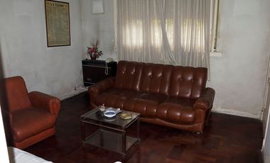 Chalet  de 3 AMBIENTES ubicado a 200 metros de Avenida Tomás Espora.