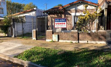 Chalet  de 3 AMBIENTES ubicado a 200 metros de Avenida Tomás Espora.