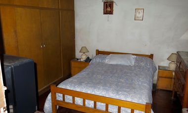 Chalet  de 3 AMBIENTES ubicado a 200 metros de Avenida Tomás Espora.