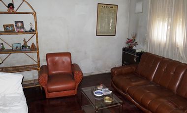 Chalet  de 3 AMBIENTES ubicado a 200 metros de Avenida Tomás Espora.
