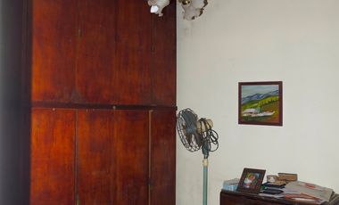 Chalet  de 3 AMBIENTES ubicado a 200 metros de Avenida Tomás Espora.