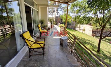 🌿✨ Descubre el encanto rústico y la tranquilidad de vivir en una hermosa casa de campo en Piura. ✨🌿

🏡 Esta encantadora residencia de dos pisos ofre