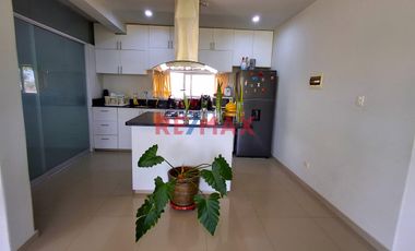 🌿✨ Descubre el encanto rústico y la tranquilidad de vivir en una hermosa casa de campo en Piura. ✨🌿

🏡 Esta encantadora residencia de dos pisos ofre