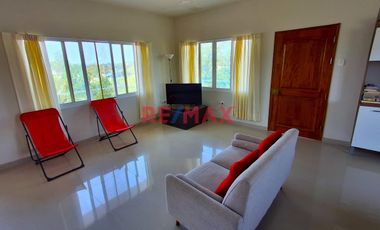 🌿✨ Descubre el encanto rústico y la tranquilidad de vivir en una hermosa casa de campo en Piura. ✨🌿

🏡 Esta encantadora residencia de dos pisos ofre