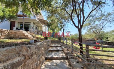 🌿✨ Descubre el encanto rústico y la tranquilidad de vivir en una hermosa casa de campo en Piura. ✨🌿

🏡 Esta encantadora residencia de dos pisos ofre