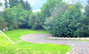 RESIDENCIA CON ALBERCA DE OLAS TECHADA, JARDINES, SALÓN DE EVENT, OFICINAS