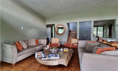 CASA AMUEBLADA EN VENTA, AVNDARO.