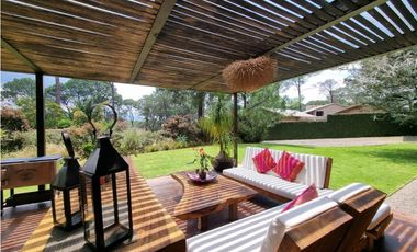 CASA AMUEBLADA EN VENTA, AVNDARO.