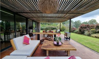 CASA AMUEBLADA EN VENTA, AVNDARO.