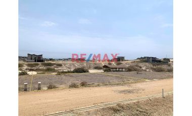 🌴🏖️ ¡Oportunidad única para construir la casa de playa de tus sueños! 🏖️🌴

📍 Ubicación privilegiada:
1era Etapa,  Condominio Las Lomas de Vichayito