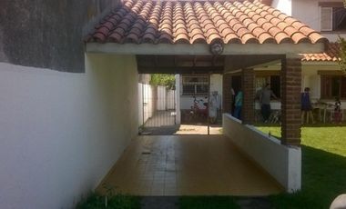 VENTA DE CASA MAS DEPARTAMENTO SOBRE AMPLIO LOTE Y MUY BIEN UBICADO