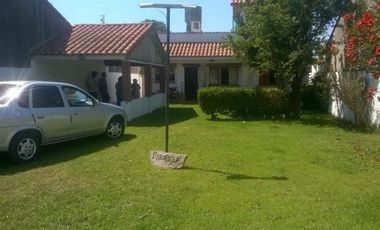 VENTA DE CASA MAS DEPARTAMENTO SOBRE AMPLIO LOTE Y MUY BIEN UBICADO