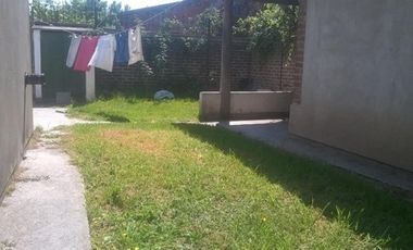 VENTA DE CASA MAS DEPARTAMENTO SOBRE AMPLIO LOTE Y MUY BIEN UBICADO