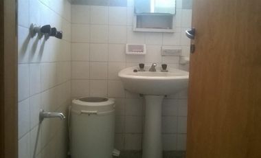 VENTA DE CASA MAS DEPARTAMENTO SOBRE AMPLIO LOTE Y MUY BIEN UBICADO