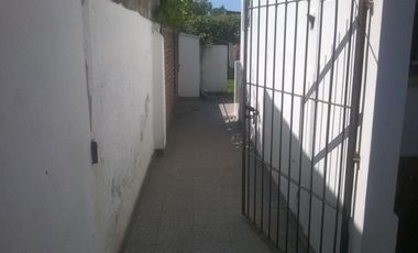 VENTA DE CASA MAS DEPARTAMENTO SOBRE AMPLIO LOTE Y MUY BIEN UBICADO
