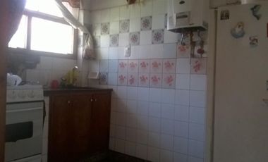 VENTA DE CASA MAS DEPARTAMENTO SOBRE AMPLIO LOTE Y MUY BIEN UBICADO