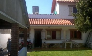 VENTA DE CASA MAS DEPARTAMENTO SOBRE AMPLIO LOTE Y MUY BIEN UBICADO