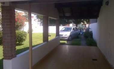 VENTA DE CASA MAS DEPARTAMENTO SOBRE AMPLIO LOTE Y MUY BIEN UBICADO