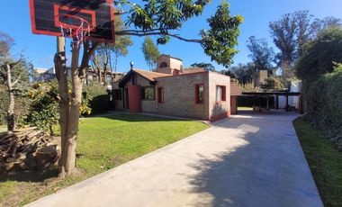 Casa  Chalet con quincho, Reciclado. Bosque Peralta Ramos. Impecable.