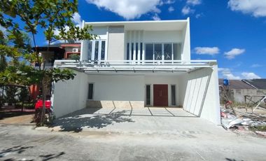 MILIKI RUMAH MODERN 2 LANTAI TYPE 200/180 DI JL.MELATI INDAH
