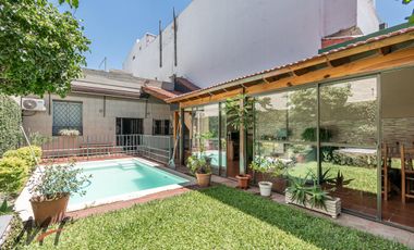 Casa de 4 amb con Piscina, Quincho y Cochera en Parque Avellaneda