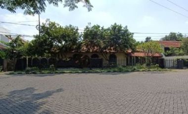 Rumah asri Prapen Indah Row jalan lebar