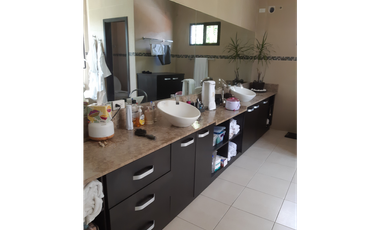 SEA Confiable Vende Casa de esquina con Piscina en Clayton Village