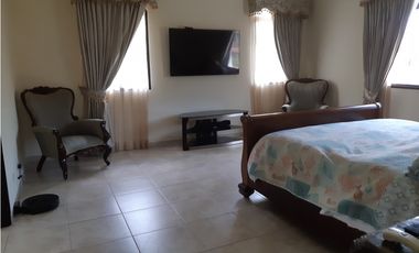 SEA Confiable Vende Casa de esquina con Piscina en Clayton Village