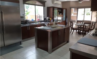 SEA Confiable Vende Casa de esquina con Piscina en Clayton Village