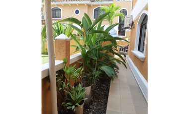 SEA Confiable Vende Casa de esquina con Piscina en Clayton Village