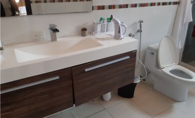 SEA Confiable Vende Casa de esquina con Piscina en Clayton Village