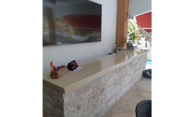 SEA Confiable Vende Casa de esquina con Piscina en Clayton Village