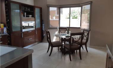 SEA Confiable Vende Casa de esquina con Piscina en Clayton Village