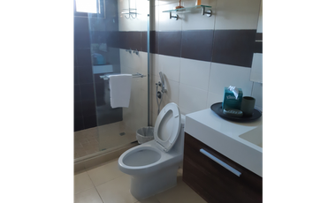SEA Confiable Vende Casa de esquina con Piscina en Clayton Village