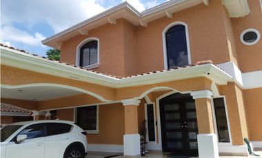 SEA Confiable Vende Casa de esquina con Piscina en Clayton Village