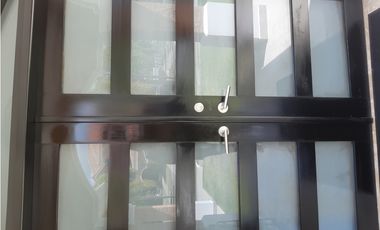 SEA Confiable Vende Casa de esquina con Piscina en Clayton Village