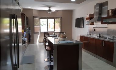 SEA Confiable Vende Casa de esquina con Piscina en Clayton Village
