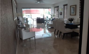 SEA Confiable Vende Casa de esquina con Piscina en Clayton Village