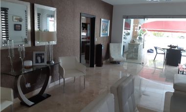 SEA Confiable Vende Casa de esquina con Piscina en Clayton Village