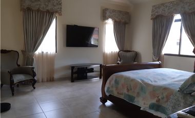 SEA Confiable Vende Casa de esquina con Piscina en Clayton Village