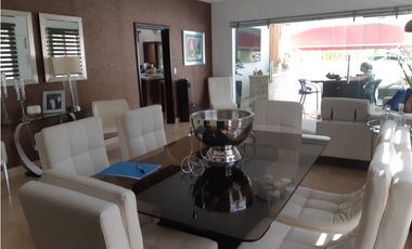 SEA Confiable Vende Casa de esquina con Piscina en Clayton Village