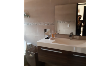 SEA Confiable Vende Casa de esquina con Piscina en Clayton Village