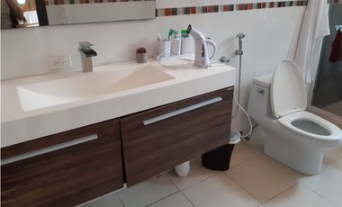 SEA Confiable Vende Casa de esquina con Piscina en Clayton Village