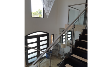 SEA Confiable Vende Casa de esquina con Piscina en Clayton Village