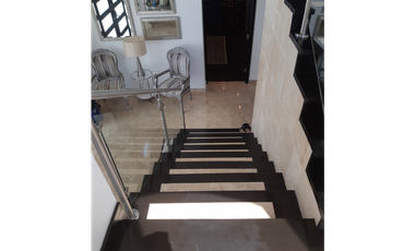 SEA Confiable Vende Casa de esquina con Piscina en Clayton Village