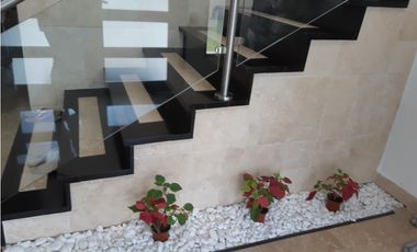 SEA Confiable Vende Casa de esquina con Piscina en Clayton Village