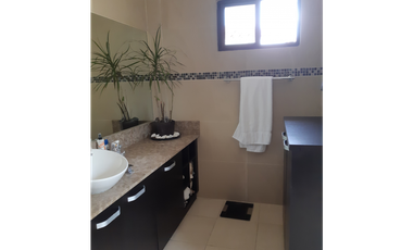 SEA Confiable Vende Casa de esquina con Piscina en Clayton Village