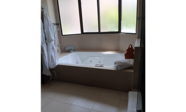 SEA Confiable Vende Casa de esquina con Piscina en Clayton Village