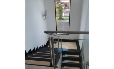 SEA Confiable Vende Casa de esquina con Piscina en Clayton Village