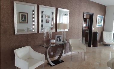 SEA Confiable Vende Casa de esquina con Piscina en Clayton Village